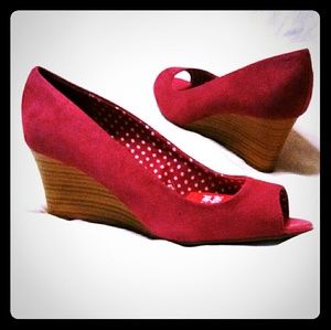 NEW 8.5W peep toe wedge sandal magenta faux suede